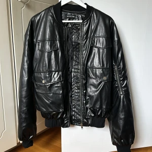 Svart läderjacka - Säljer denna snygga läderjacka då den inte kommer till användning. Ser mer glansig ut på bilden än vad den är, skulle säga att den är mer mattsvart. Skriv vid funderingar💞