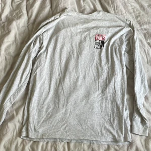 Långärmad vans tröja  - Långärmad vans tröja, använd endast 1 gång. Storlek large men passar mig som har S/M beroende på hur man vill att den ska sitta.
