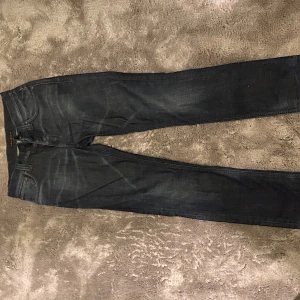 NUDIE SLIM JEANS - Ett par jeans från Nudie i riktigt bra skick. Passformen är slim