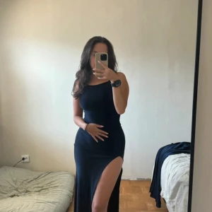 Klänning  - Köpt från ASOS. Använd en gång till bröllop. Stl: 32 men kan även användas om man är 34-36 (min storlek). Stretchig material.