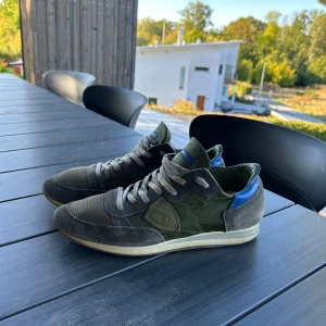 Philippe model - Säljer dessa Philippe modell. Storlek 43. Skick 7/10. Några defekter under skorna som ses på bilderna. Inte fast pris. Skriv gärna innan köp 