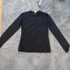 Stjärn blus  - Så fin blus med stjärnor säljer pga att den är för liten bra skick 