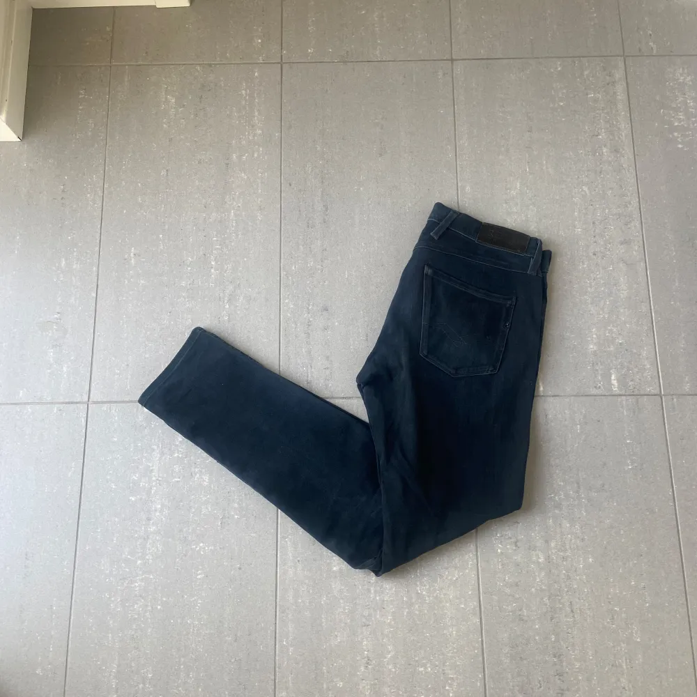 Säljer nu dessa svarta replay Anbass Hyperflex Jeans, skriv för fler bilder/frågor🙌🏼. Jeans & Byxor.