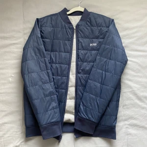 Hugo Boss jacka - Hugo Boss jacka som är vändbar och är i princip oanvänd | Skick: 9,5/10 | Storlek: S | Nypris ca 2000 kr
