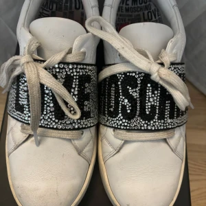 Love moschino skor  - Säljer mina love moschino skor, storlek 37. Skriv vid frågor, skriv gärna prisförslag kan tänka mig att sänka🥰