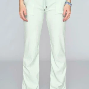 Ljusa mjukisbyxor med snörning - Säljer ett par superbekväma ljusa mjukisbyxor med snörning i midjan från juicy couture