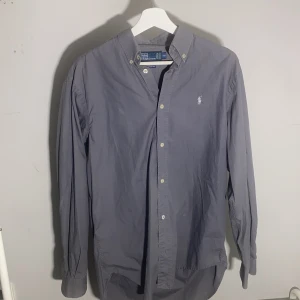 Ralph Lauren skjorta  - Inköpt för 1999kr  Bra skick👍✅ Lägg ett prisförslag så löser vi 
