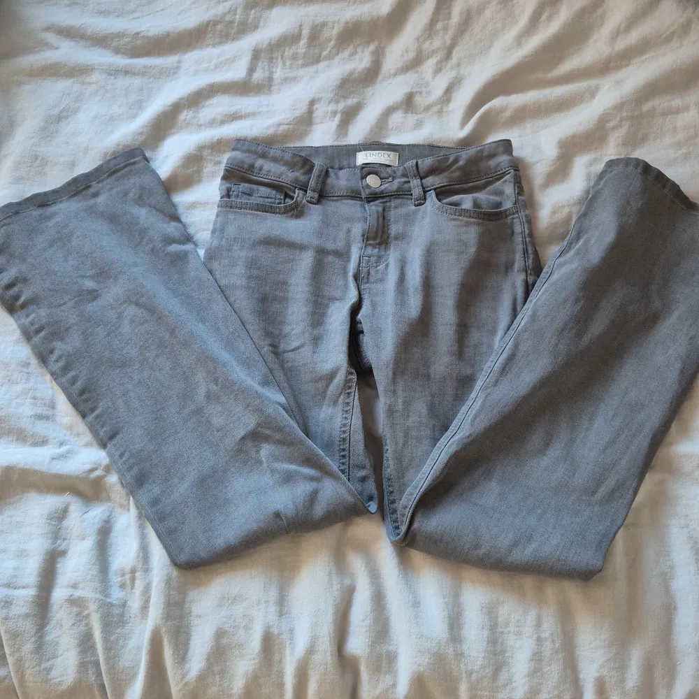 Jeans från lindex i storlek 152! Säljer då de är för små! Använda ett få par gånger! I bra skick! Köpte för 300 säljer för 65!. Jeans & Byxor.