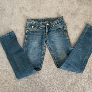 Lågmidjade true religion - Jag säljer ett par jätte lågmidjade True religion jeans som är straight/skinny🥰🥰