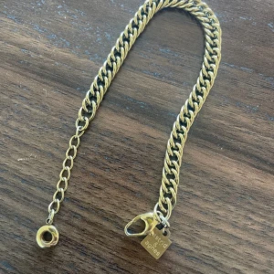 Armband  - Märke: Astrid&Agnes  Knappt använd  Som ny :) 