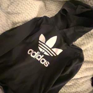 Hoddie från adidas i stl Xs med vit logga på framsidan