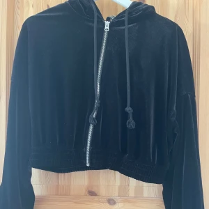 Svart tjocktröja - Storlek L, bra skick använd max 10 gånger, kroppad