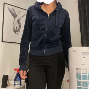 Juicy couture  - Jag säljer min blåa juicy tröja för har växt ut den , de är storlek M men jag brukar ha Xs-S så de fungerar till S också 
