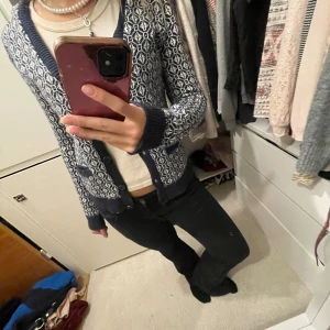 Kofta - Supergullig mörkblå oddmolly liknande kofta. Är osäker på märket dock. Kommer inte till användning💙