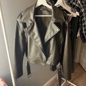Mörkgrön skinnjacka gina  - Säljer min snygga skinnjacka från gina, köpt för 700💘 Den är mörkgrön/brun🫶🏼 Pris kan diskuteras vid snabb affär!💋
