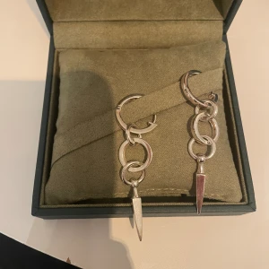 Maria nilsdotter örhängen - Maria nilsdotter Chaos queen earrings. Bra skick i silver. Nypris 5590
