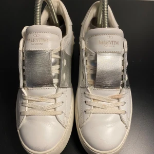 Valentino Skor  - Hej! Säljer nu dessa Valentino skor, storlek 37, skicket bedömer vi är mycket bra , tveka inte på att höra av er vid frågor kring skorna! 