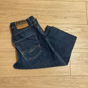 Ett par riktigt sköna replay jeans i topp skick! || Storlek: W32/L32 || Skick: 9,5/10 inga defekter, nyskick || Kontakta gärna om frågor, funderingar och vid intresse!