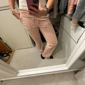 Rosa mjukisbyxor - Gulliga rosa mjukisbyxor från juice corture. Använda men inte tydligt. Jättemysiga nu till hösten 💕