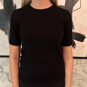 Stickad T-shirt  - Så fin tröja från H&M