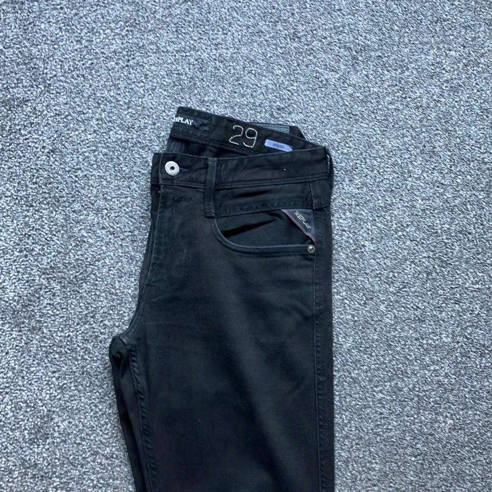 Snygga replay jeans som är i toppskick priset ligger på 299 och priset är spikat tveka inte att höra av dig vid frågor eller annat. Jeans & Byxor.