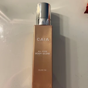 Caia body glow  - Body glow ifrån Caia i färgen Golden tan. Endast testad på min hand för att se färgen men aldrig kommit till användning. 
