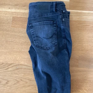 Jack and Jones jeans - Ett par sköna jeans inga defekter. Och med det menar jag inga hål, fläckar eller något. Köpte dom för 600 och har aldrig använt dom så säljer dom för 250 kr. Och är i storlek 170 vem lång. Eller 28w 30L