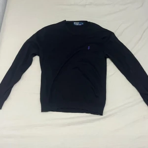 Tvärfet Ralph lauren Tröja - Säljer denna tvärfeta ralph lauren tröja då jag inte andvänder den längre. Skick 8/10