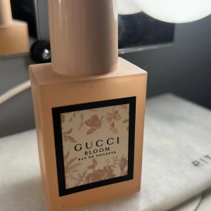 Gucci Blom - Hej! Säljer gucci Blom köpte på kicks men säljer den nu då jag har på tok för många parfymer. 💗🫶🏻