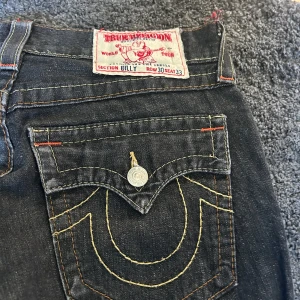 True religion jeans  - Ett par true religion jeans som är i bra skick förutom lite slitningar längst nere vid benen. De är i en svart/brun färg. Säljer då de inte passar mig🧡pris kan diskuteras vid snabb affär