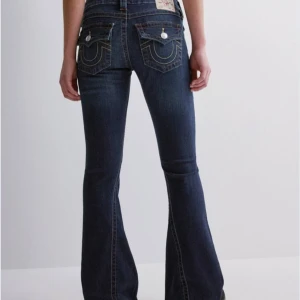 True Religion Jeans (low waist) - Säljer mina jättefina true religion jeans då de tyvärr inte kommer till användning. Gillar de väldigt mycket men säljer pga så stor efterfrågan. Jag är 162 och de sitter perfekt på mig (lite för långa). De är knappt använda och i jättefint skick!💗💗