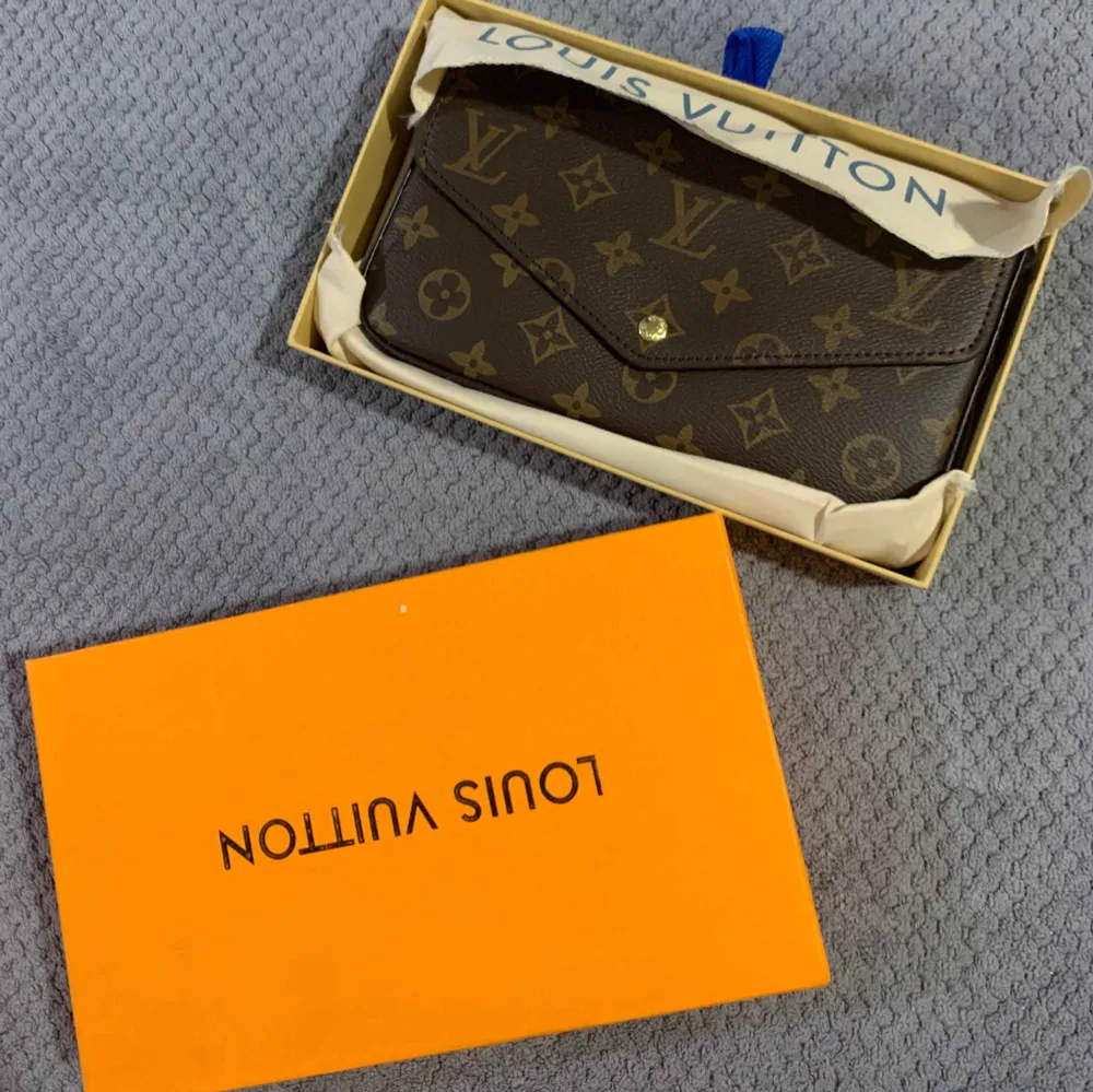 Säljer Louis vuitton Pochette Félicie baganvänd clucth bag för Dam Köptes föra månad och använd 1 månad. Skick 9/10 som ny Finns bara kartong.  Ingen kvitto. Färg: Monogram Canvas.  Mötas i barkarby Tar bara swish  Skriv dm hör av er pris på väskan.. Väskor.