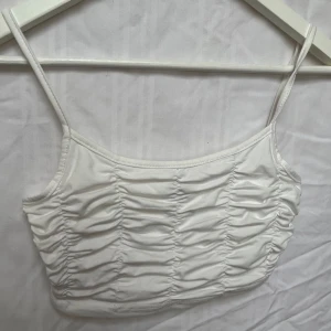 Vit topp - Jättesöt vit cropad vit topp