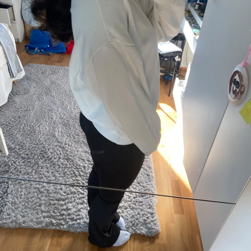 Två sweatshirt den Pull&bear som är i jättebra skick. Säljer dem i ett pack så man får med båda två. De har plagglängden 53cm och bröstbredden 52cm. Hoodies.