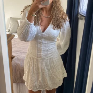 Zara klänning  - Intressekoll!!! På denna superfina klänningen! Superfin att ha på studenten🥰💕 Ge prisförslag💕