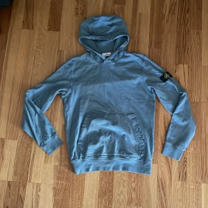 Stone island hoodie - Denna feta stone island hoodie är i skick 10/10 den är väldigt omhändertagen!🙌 färgen är lite mörkare än vad den är på bilden dålig bildkvalitet!🫡 Bara att skicka till mig om det är några frågor om hoodien!🙌