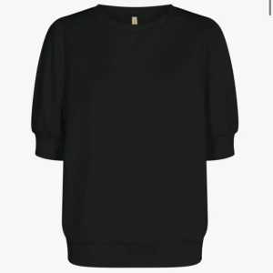 stickad t-shirt i nyskick - Superfin svart finstickad t-shirt med puffärm. Den sitter superfint och har inga defekter den känns som helt ny då den aldrig har kommit till använd för mig! 💕💕 första bilden är lånad!