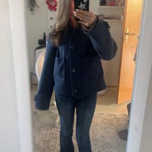 Mörkblå kappa - säljer denna super fina mörkblåa kappan från lager 157. Väl använd men bra skick ändå, skriv gällande frågor❣️