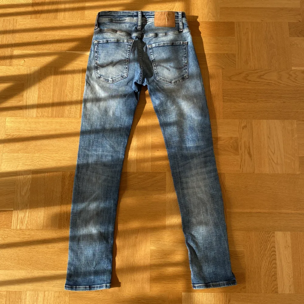 Hej, säljer nu mina Jack & Jones jeans i modellen slim fit Glenn. Väldigt snygga slitningar och jeansen är i bra skick. Storleken är 27/30. Jeans & Byxor.