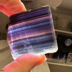 Vacker skiva i Regnbågs Fluorit  - Super vacker skiva i Regnbågsfluorit. Magiska färger/mönster. Så vacker med belysning. Nypris ca 150:-