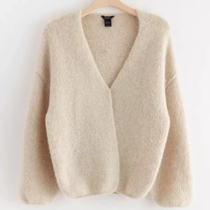 Beige stickad kofta  - Säljer denna populära och slutsålda mysig beige stickad kofta från lindex med v-ringning. Perfekt för kyliga dagar med sin mjuka och bekväma passform. Långärmad design som ger en avslappnad look.🫶🏻Skriv för egna bilder! 💕💕