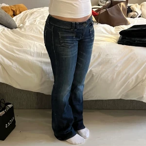 lågmidjade jeans - trendiga bootcutjeans! väldigt låg midja midjemått: ca 39,5 innerbenslängd: ca 84