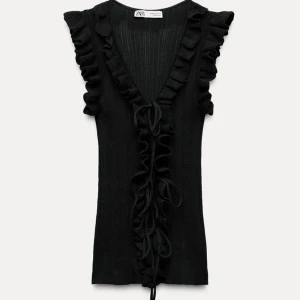 Volangtopp från zara - Säljer min supersöta volangtopp från zara! Helt perfekt till alla tillfällen, andvänd endast 1 gång och är i toppskick!🎀🎀