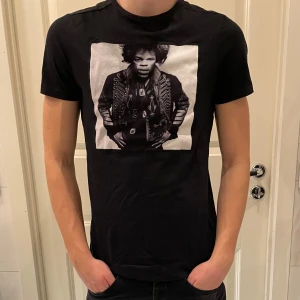 Limitato T shirt - Snygg Limitato T shirt - Fits XS - Skick - Mycket bra - Pris: 599 kr - Modellen är 173 cm lång och väger 64 kg - Kontakta vid frågor/funderingar!