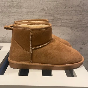 Bruna uggs  - Aldrig använda har bara provat dom! Köpta på Ullared för 160, säljer pga för stora för mig. Super sköna och liknar kvaliten på nellys uggs! Köperen står för frakt☺️