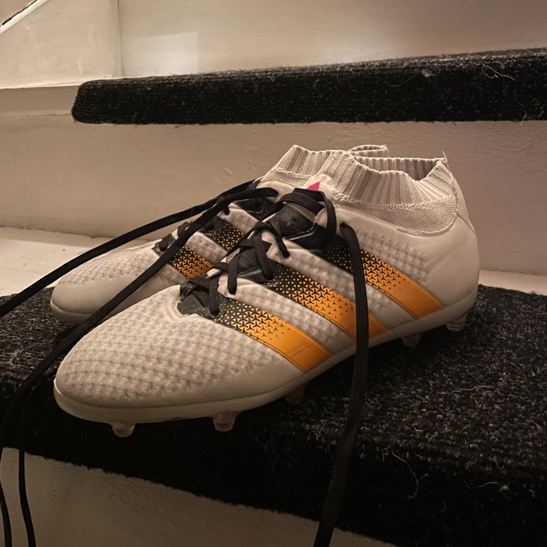 Vita fotbollsskor från Adidas