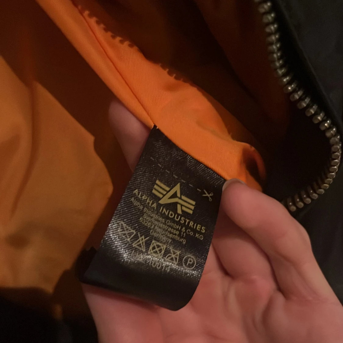 Svart bomberjacka från Alpha Industries - 3