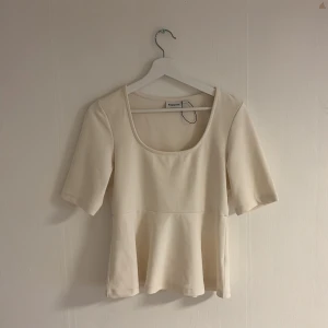 Volang topp - Kräm vit volang topp från Kappahl. Tajt passform och lite längre kortärmad🤗