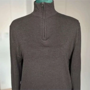 Half zip tröja - Säljer nu min half zip tröja köpt på volt. Märket är these glory days. Väldigt fint skick och säljer på grund av att den är för liten. Aldrig använd. Vid snabb affär så kan priset diskuteras.