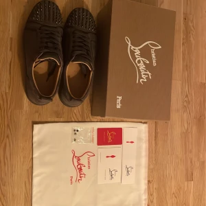 Christian Louboutin  - Tja säljer mina feta louboutins i skick 8,5/10 de är väl använda och har använt de nästan hela sommaren var dock tröttnat på dessa skor o h vill få de solda allt og ingår kvitto och äktighets bevis finns skriv dm vid minsta fråga.  Priset är ej hugget i sten💯💯